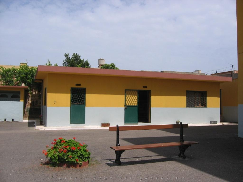 ORAN MAI 2006 G218 LES CASTORS COLLEGE CLAUDE BERNARD L ANCIENNE SALLE DES SPORTS.JPG